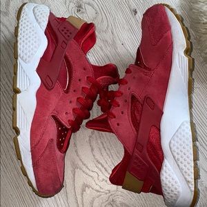 RED NIKE HUARACHES : SIZE 8 1/2